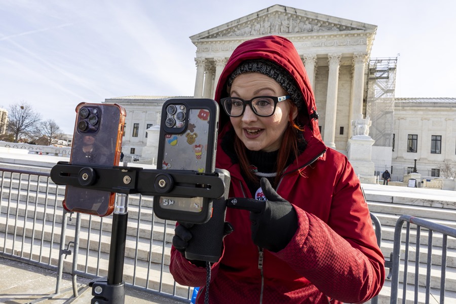 La creadora de contenido Tiffany Cianci transmite por sus redes sociales frente al Tribunal Supremo de EE.UU., que discute sobre la ley que puede prohibir TikTok en el país, este 10 de enero de 2025 en Washington. EFE/Shawn Thew
