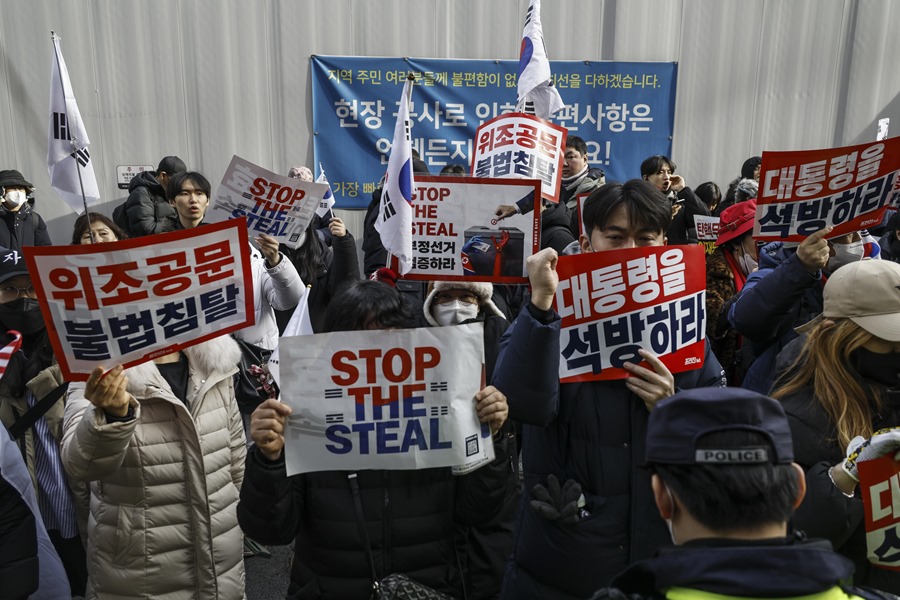 Seguidores del presidente acusado de Corea del Sur, Yoon Suk Yeol, se concentran a las puertas del edificio del Tribunal del Distrito Occidental en Seúl, Corea del Sur. 