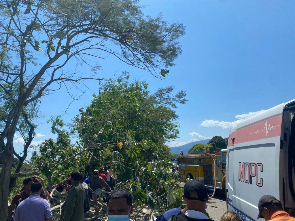 911 coordina asistencia tras deslizamiento e incendio de camion en La Vega 3