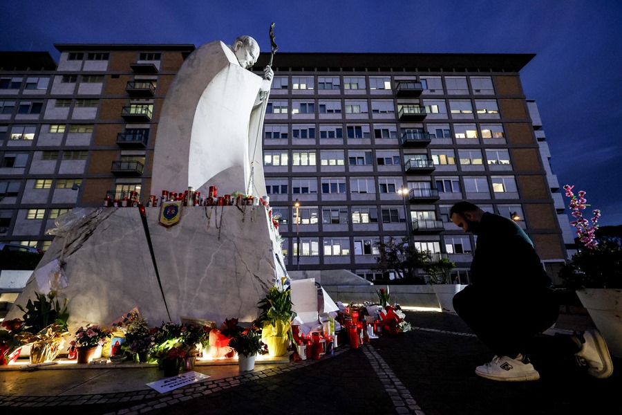 Velas y flores en un altar junto a la Policlínica Gemelli, donde está ingresado el papa Francisco.