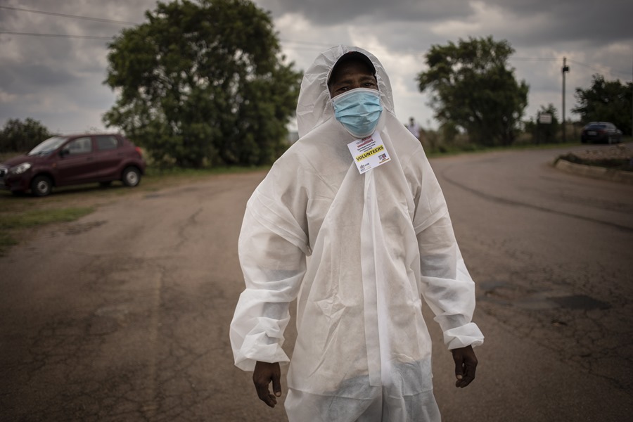 Un voluntario usa equipo de protección personal (PPE) en un centro de vacunación Covid-19 en el circuito de Zwartkops Raceway en Pretoria