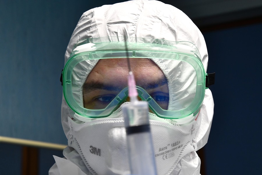 Personal médico del departamento de enfermedades infecciosas del hospital S. Martino, con equipo de protección en la sala de aislamiento
