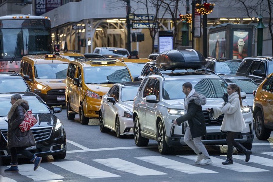 Personas cruzan la avenida Madison en la calle 41 Manhattan, en Nueva York (EE.UU.). EFE/ Ángel Colmenares