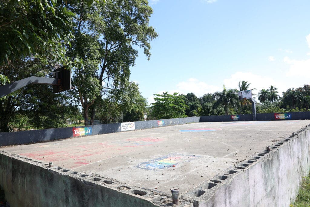 Cancha en mal estado de Villa Mella/ foto Elieser Tapia