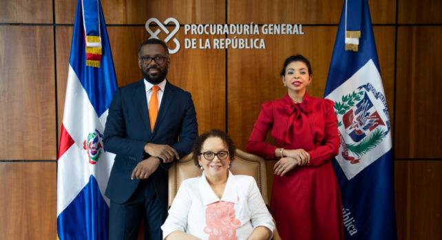 Miriam German Brito junto a Yeni Berenice y Wilson Camacho