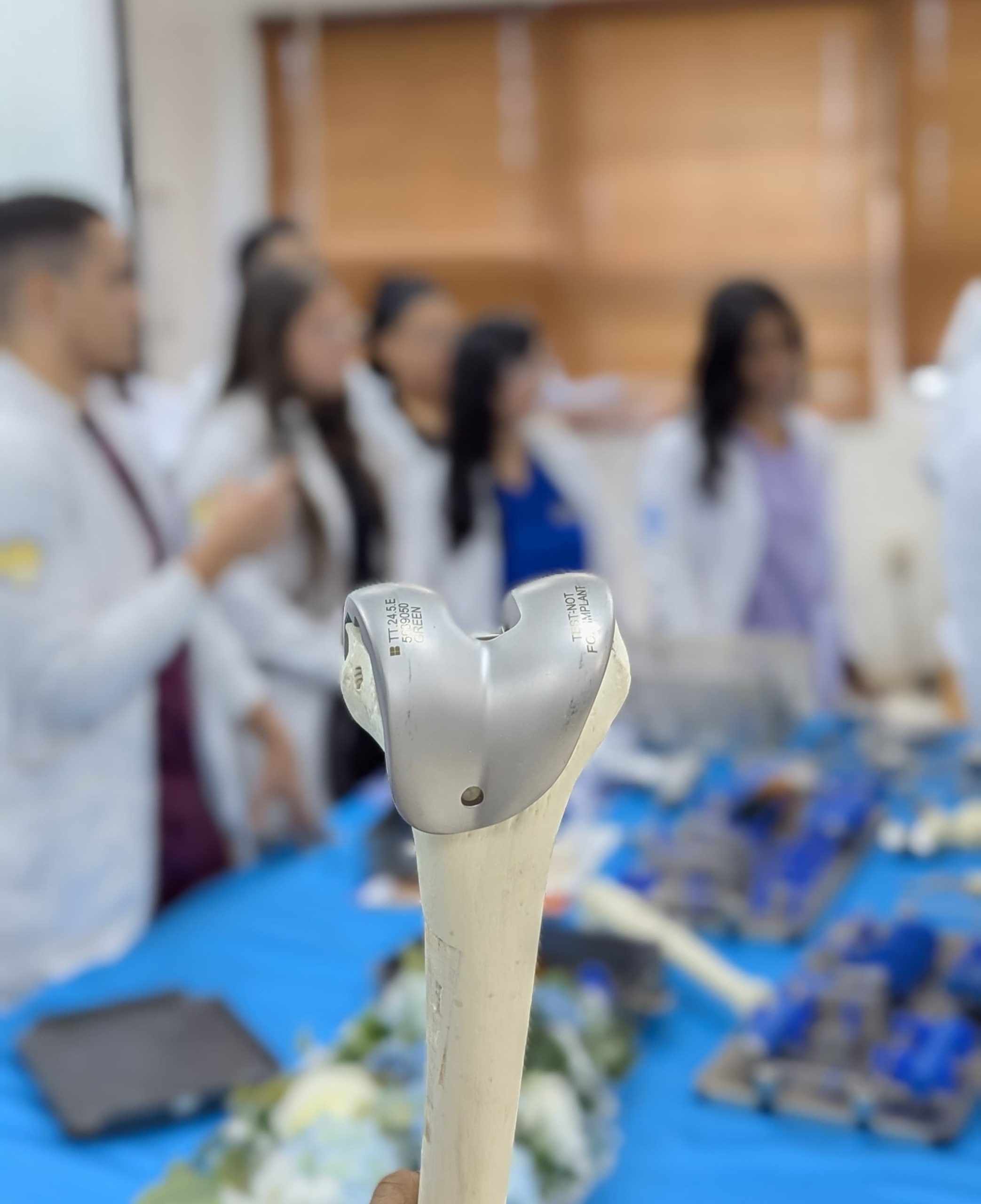 1740414067 87 Hospital Ney Arias imparte curso Reemplazo de rodilla y Protesis