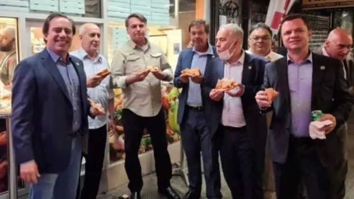 Foto de Bolsonaro comiendo en calle NY por no haberse Foto de Bolsonaro comiendo en calle NY por no haberse vacunado contra covid-19