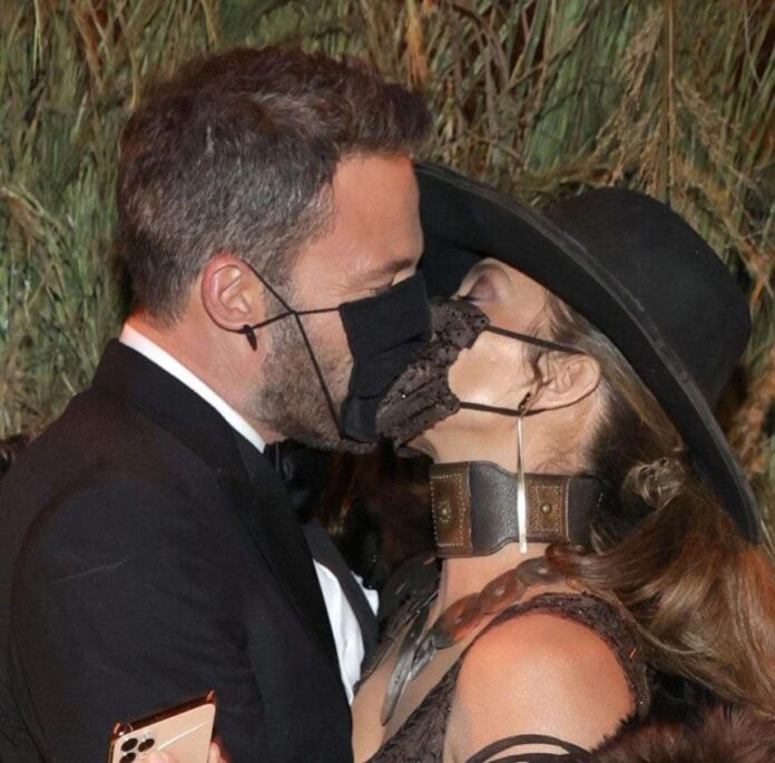 El incontenible beso con mascarilla de JLo y Ben Affleck en la Met Gala
