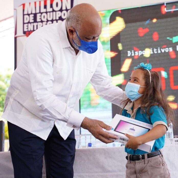 Educación dice que alcanzó un millón de computadoras entregadas