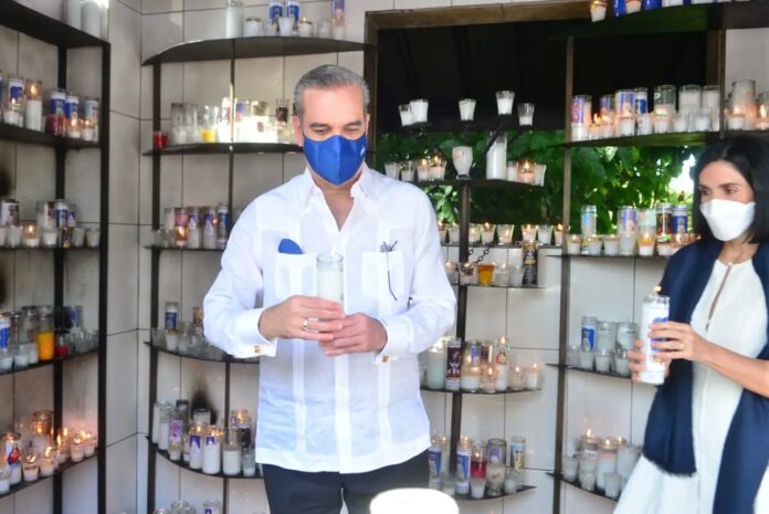 Presidente Abinader enciende velón a la Virgen de Las Mercedes en el Santo Cerro
