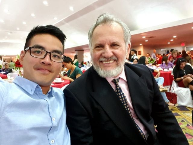 Nicholas Tay junto a Fernando