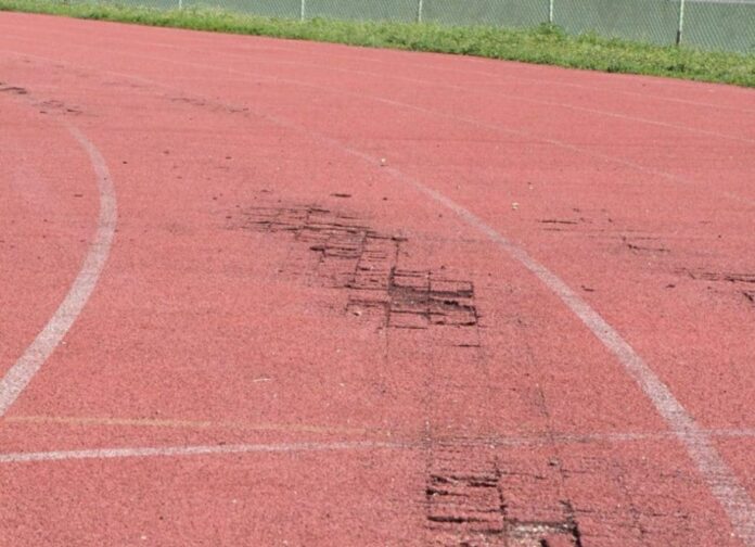Hay que dotar de una pista nueva al estadio Félix Sánchez