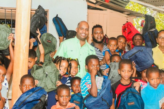 Dirigente PRM entrega útiles escolares a niños de escasos recursos