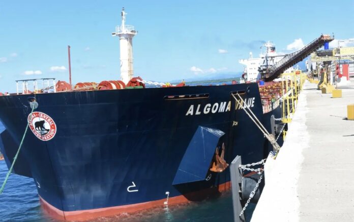 Barco descarga 60 mil toneladas de carbón en Punta Catalina