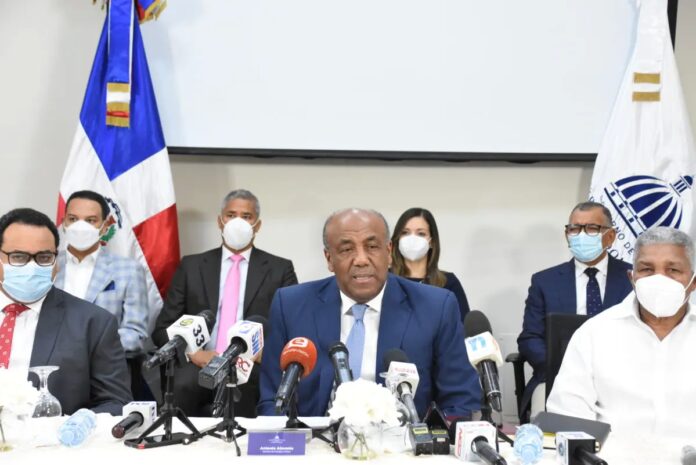 Almonte dice apagones se deben a alza de precio y atraso de suplidores de carbón