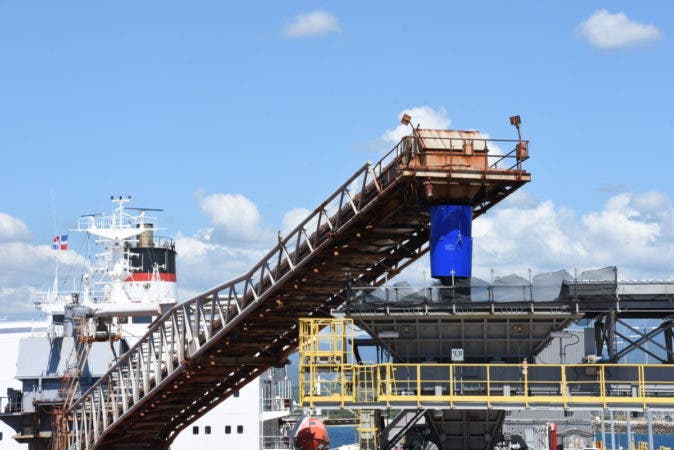 Barco descarga 60 mil toneladas de carbon en Punta Catalina