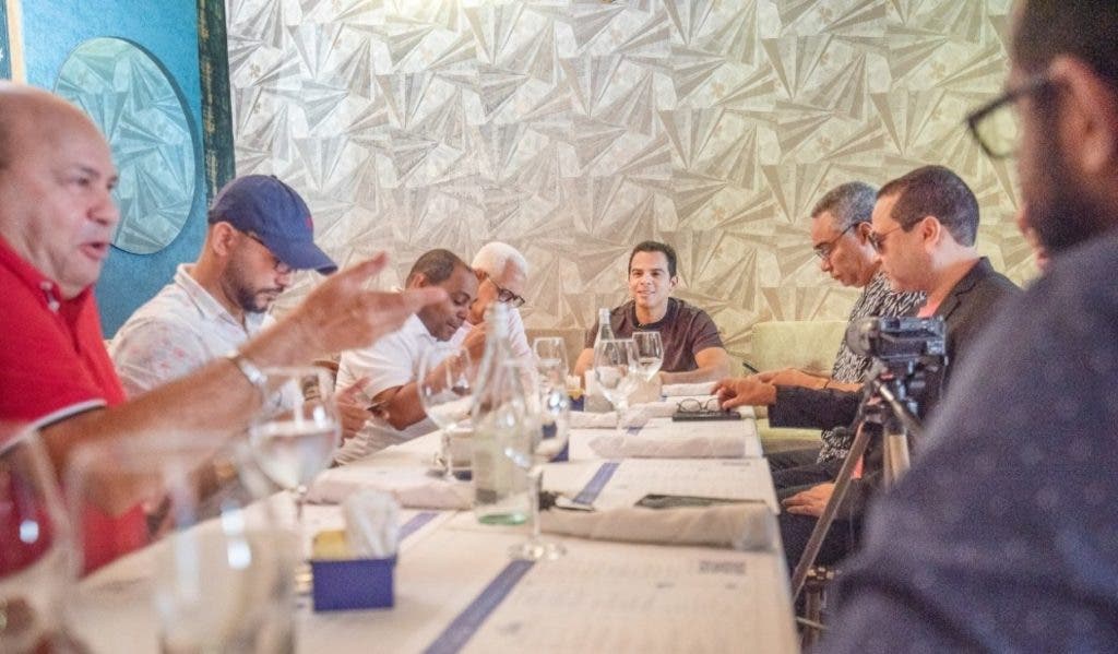 El empresario Saymon Díaz, al centro, conversó con los periodistas de arte y espectáculos sobre su amplia agenda de conciertos y espectáculos. Kooza