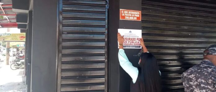 Colmado de San Juan ofrecía bailes al desnudo en presencia de menores de edad