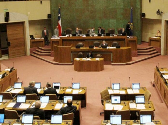 Diputados de Chile acuerdan retiro de AFP