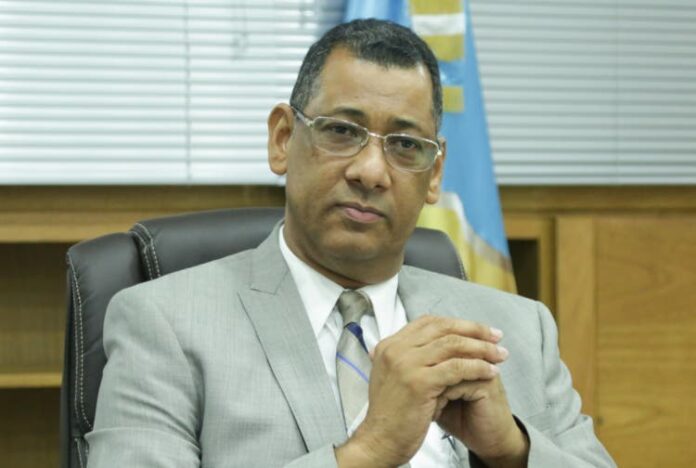 Director de Migración dice aumento de fondos no incluía mariscos ni vinos
