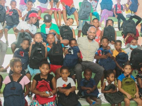 Dirigente PRM entrega utiles escolares a ninos de escasos recursos