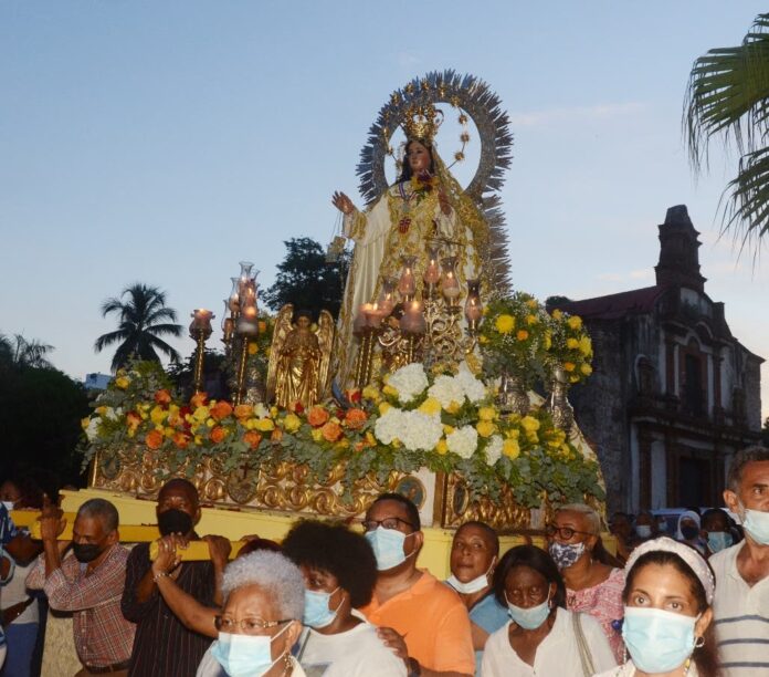 Feligreses participan en procesión por Día de las Mercedes en Ciudad Colonial