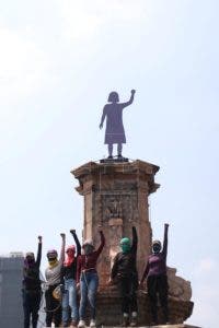 Feministas mexicanas instalan estatua de una mujer donde estaba la