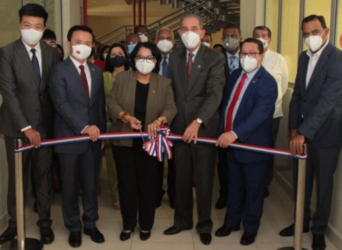 Huawei inaugura en la UASD primera Academia TIC