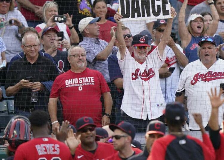 Indios ganan su ultimo juego en casa antes de cambiar