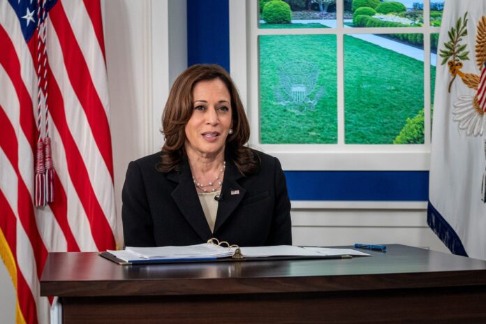 Kamala Harris pide a su propio Gobierno tratar con “dignidad” a los migrantes