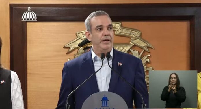 Luis Abinader llega al país; reitera gobierno tomará todas las medidas ante situación en Haití