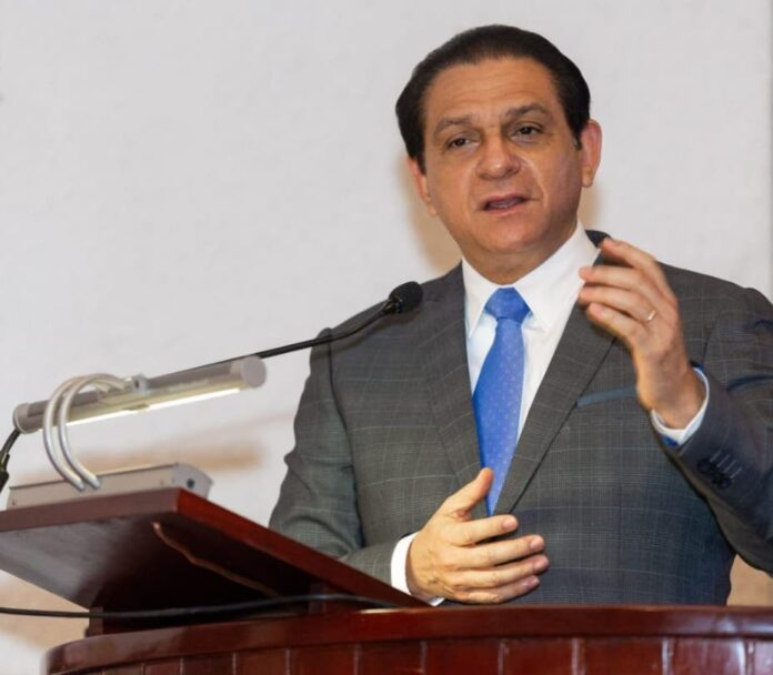 Ministro de Salud dice escuelas no deben cerrar por sospecha COVID; pide esperar evaculación