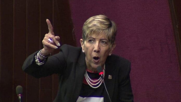 Senadora Bournigal: “Presidente, el ministro que no sirva, quítelo y punto”