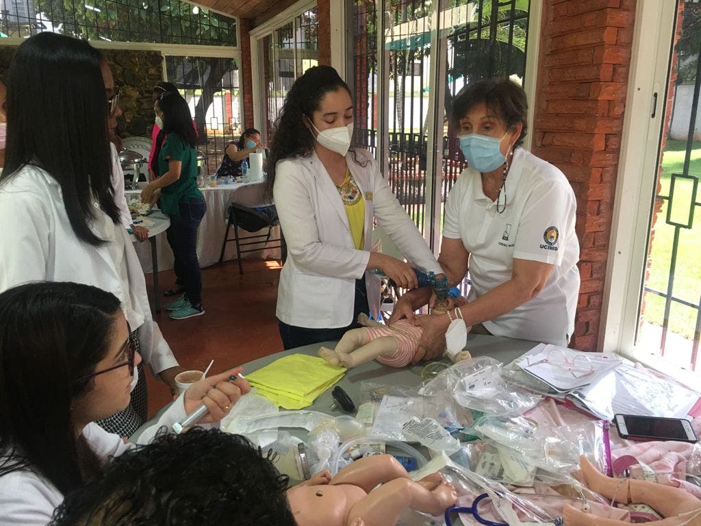 Sociedad de Pediatria imparte curso de RCP neonatal para disminuir