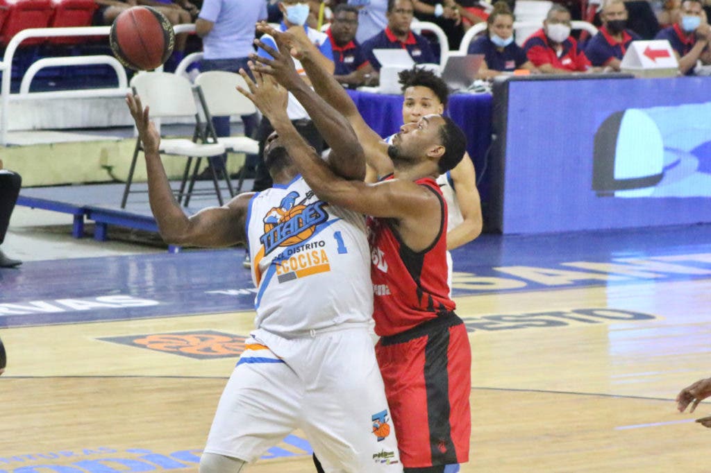 Titanes y Leones tras correcciones en segundo juego de la