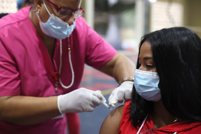  ¿Quiénes pueden ponerse la vacuna de refuerzo?