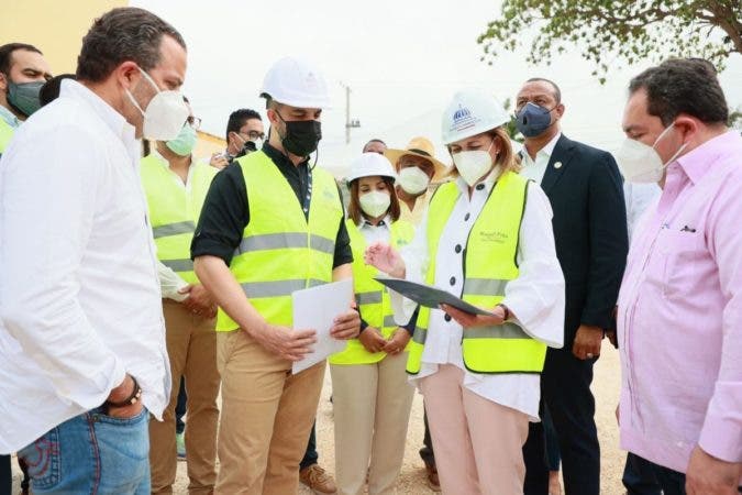 1633224983 32 Vicepresidenta y director SNS supervisan hospitales del Este