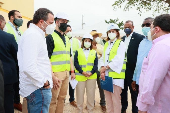 1633224983 690 Vicepresidenta y director SNS supervisan hospitales del Este