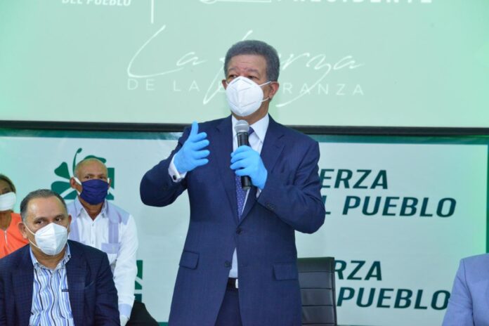 Leonel Fernández se reúne con cientos de dirigentes de Europa El Caribe
