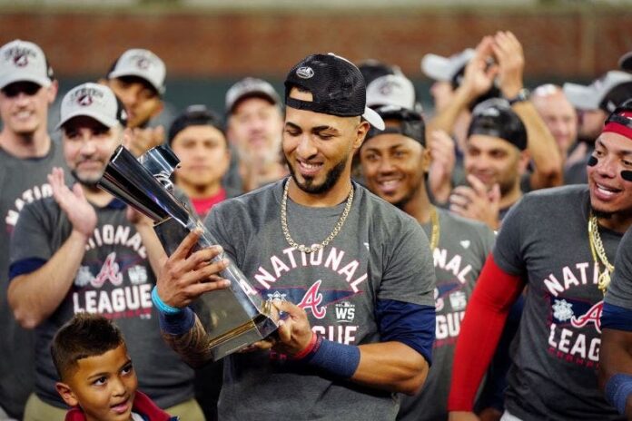 Eddie Rosario corona histórica SCLN con trofeo JMV