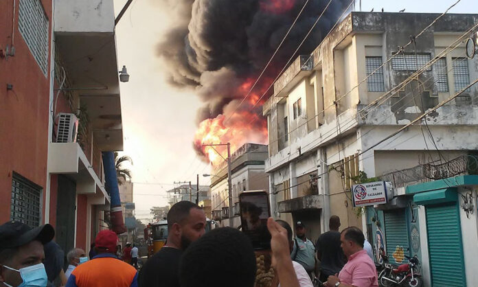 Tres bomberos fallecen en fuego en Casa Mora Avatar