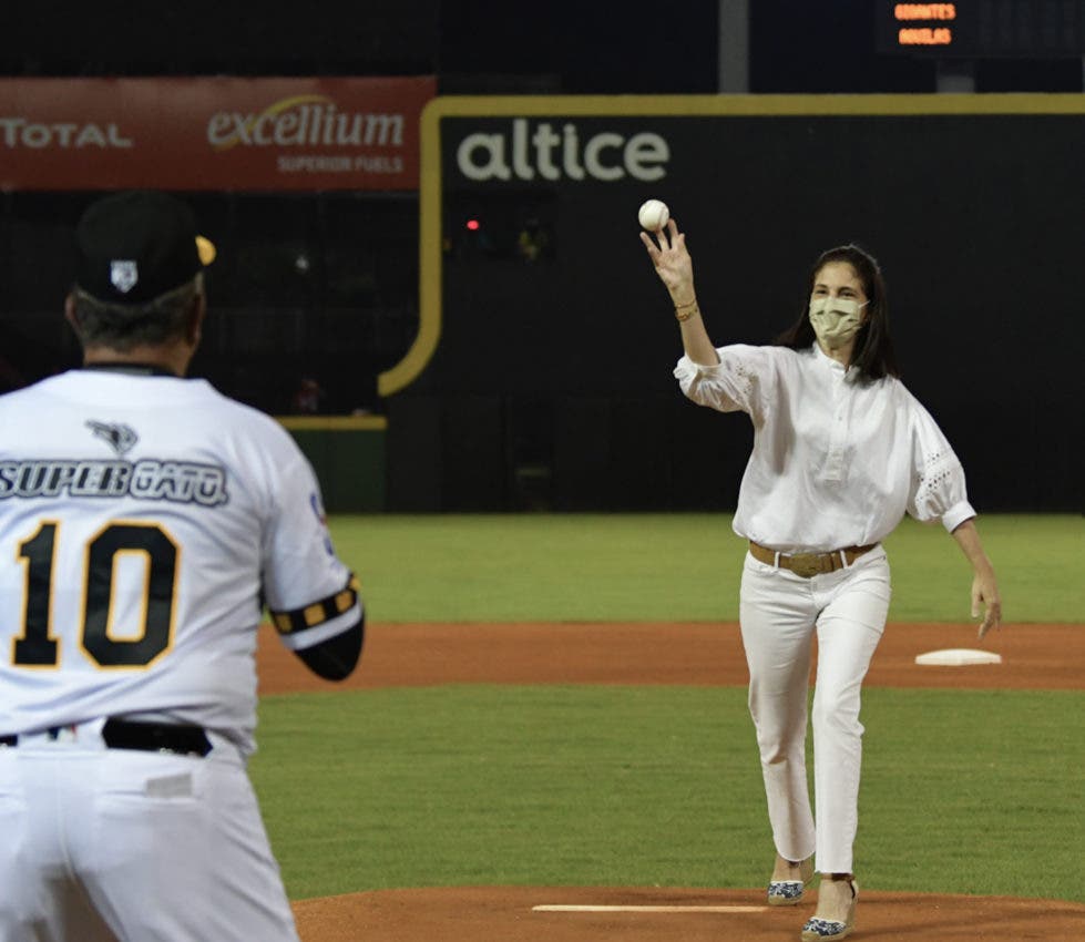 1635454899 358 Emotiva ceremonia en Santiago en inicio oficial del beisbol RD