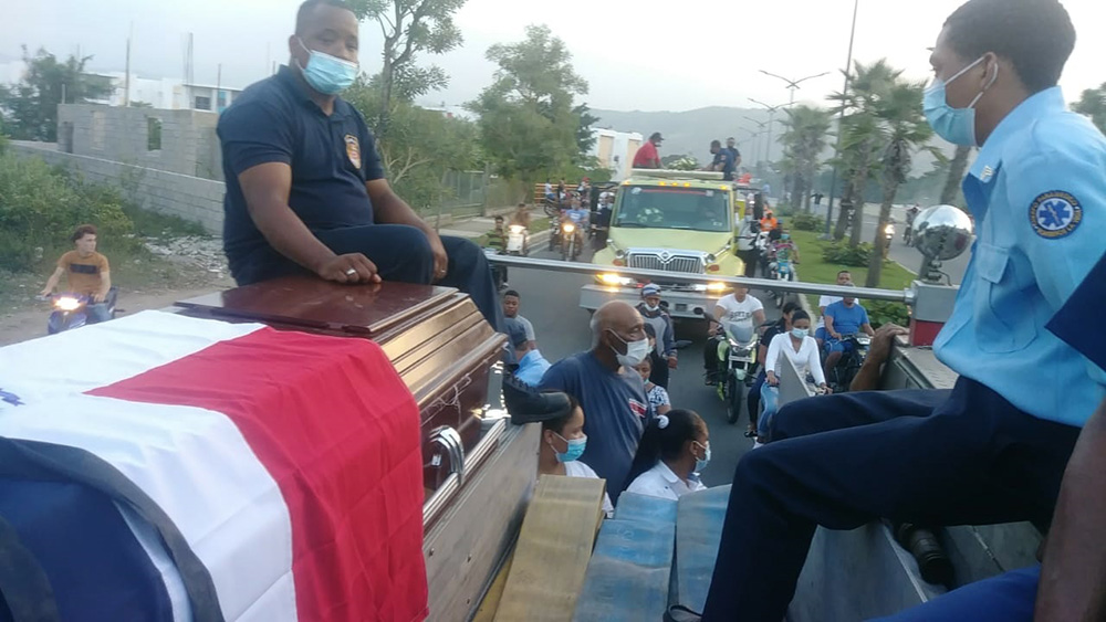 1635480404 352 Tras muerte de tres bomberos reclaman regular negocios
