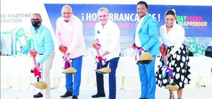 Abinader da la palada  en complejo deportivo