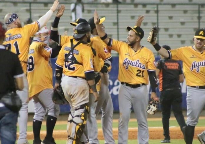 Águilas vencen a los Toros en su debut en el Águilas vencen a los Toros en su debut en el Corral