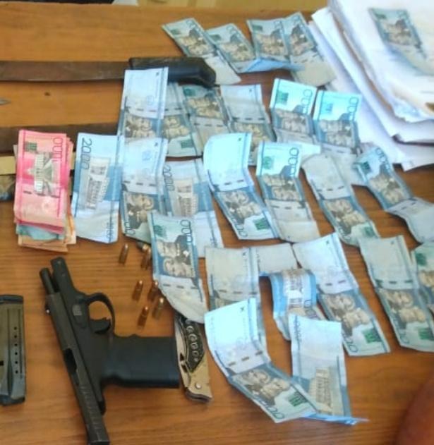 Apresan dos hombres que supuestamente portaban pistolas Apresan dos hombres que supuestamente portaban pistolas de manera ilegal