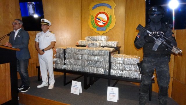 Autoridades ocupan 276 paquetes presumiblemente cocaína en Barahona Autoridades ocupan 276 paquetes presumiblemente cocaína en Barahona