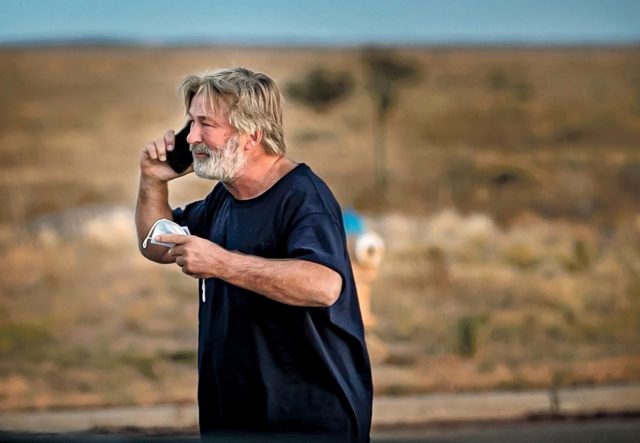 El actor Alec Baldwin, que mató accidentalmente a la directora de fotografía Halyna Hutchins durante el rodaje de una película en EE.UU., Baldwin fue avisado de que la pistola no tenia balas