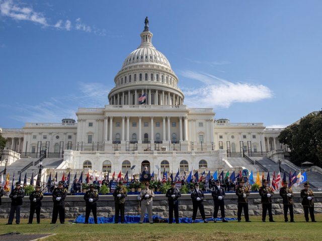 Biden homenajea a los policías que contuvieron el asalto al Capitolio Biden homenajea a los policías que contuvieron el asalto al Capitolio