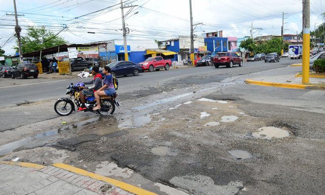 Calles y avenidas presentan grandes danos